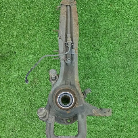 Кулак поворотний передній правий 7L0407258A VAG