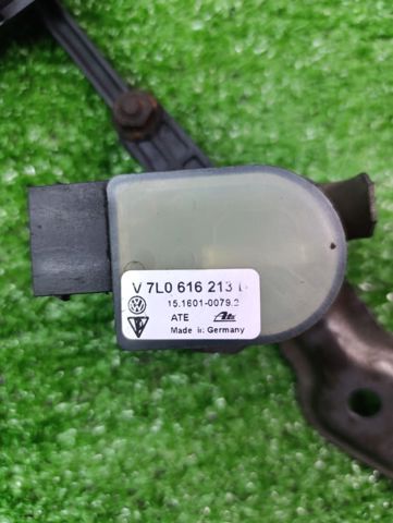 Датчик рівня положення кузова, передній лівий 7L0616213C VAG