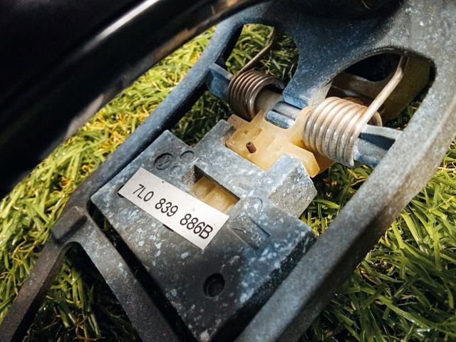 Тримач зовнішньої ручки дверей, задніх правих 7L0839886B VAG