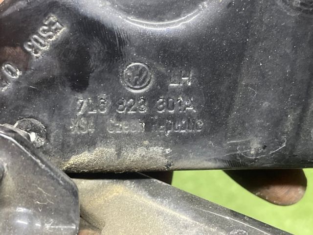 Завіса капота ліва 7L6823301A VAG