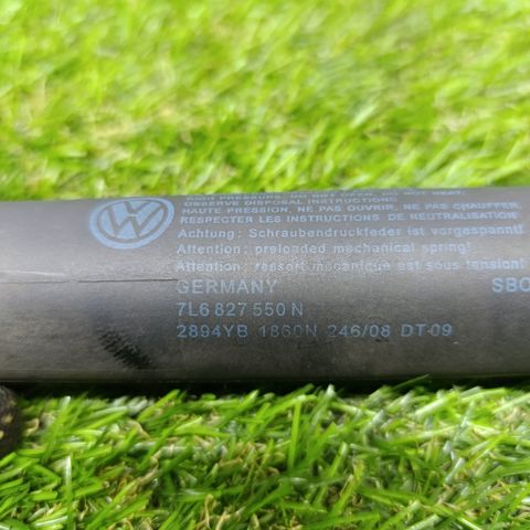Амортизатор двері п'ятої 7L6827550N VAG