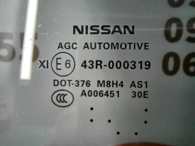 Скло передньої правої двері 803009PM0A NISSAN
