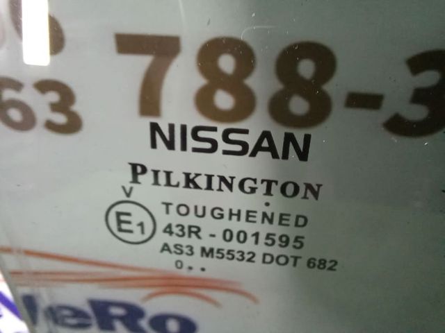 Скло задніх дверей, правих 823003NF1A NISSAN