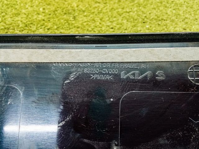 Накладка задніх дверей, правих, вертикальних 83260CV000 HYUNDAI