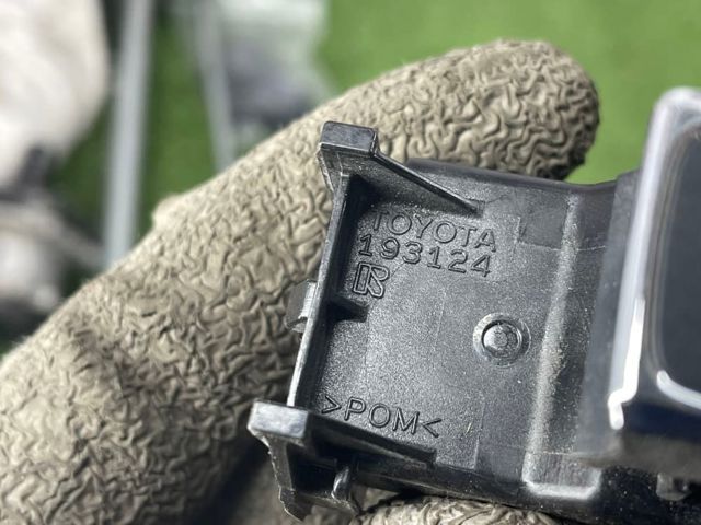 Кнопка підйомника заднього скла 8481078020 TOYOTA