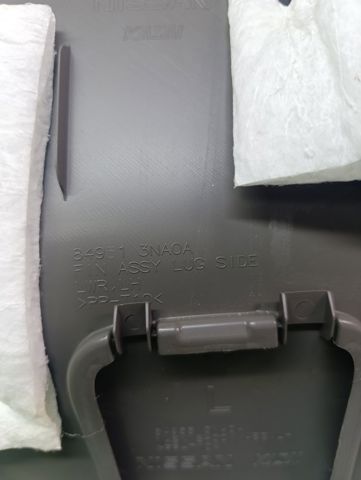 Облицювання багажного відсіку, ліве 849513NA0A NISSAN