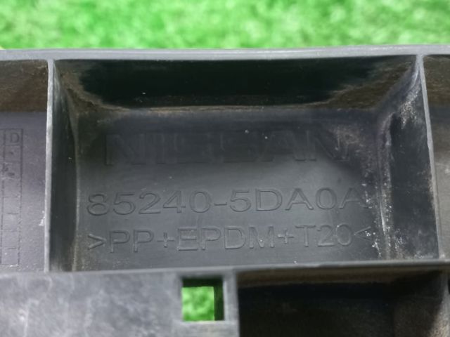 Кронштейн бампера заднього, центральний 852405DA0A NISSAN