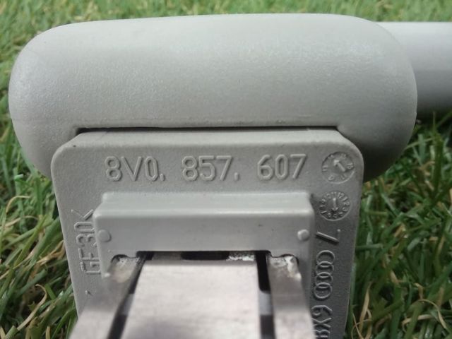 Поручні (тримачі) і гачок для одягу 8V0857607 VAG