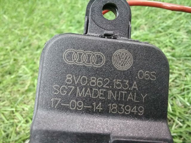 Мотор-привід відкриття лючка бака 8V0862153A VAG