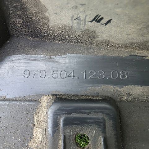 Підкрилок передній лівий 97050412308 PORSCHE