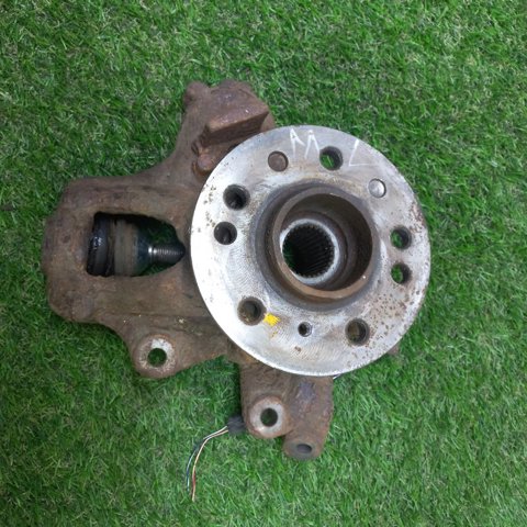 Цапфа поворотна права A1643501408 MERCEDES
