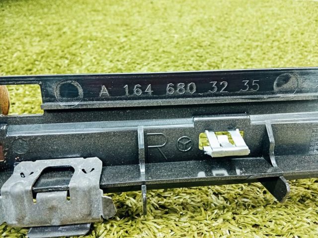 Обшивка стійки кузова внутрішньої, середня нижня права A1646803235 MERCEDES