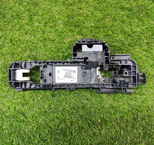 Тримач зовнішньої ручки дверей, передньої правої A2047602434 MERCEDES