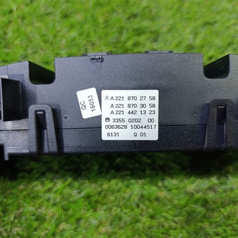 Блок кнопок центральної консолі A2218702758 MERCEDES