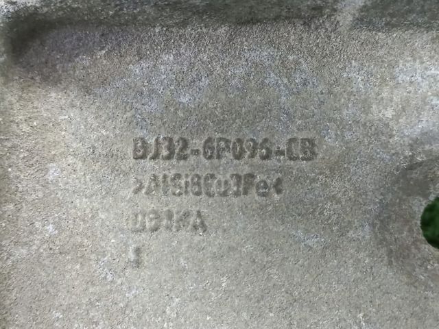 Кронштейн подушки (опори) двигуна, правої LR037029 LAND ROVER