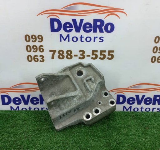 Кронштейн подушки (опори) двигуна, правої LR037029 LAND ROVER