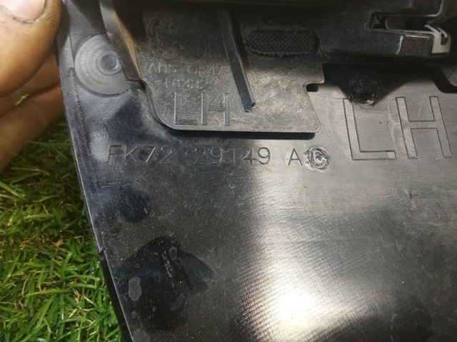 Накладка стійки кузова зовнішня, задня ліва LR061130 LAND ROVER