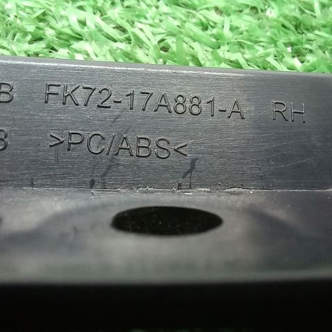 Направляюча заднього бампера, права LR061274 LAND ROVER