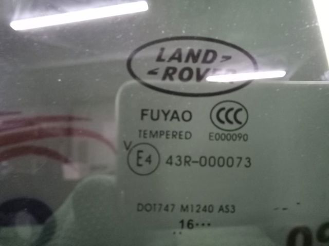 Скло кузова/багажного відсіку, праве LR078379 LAND ROVER