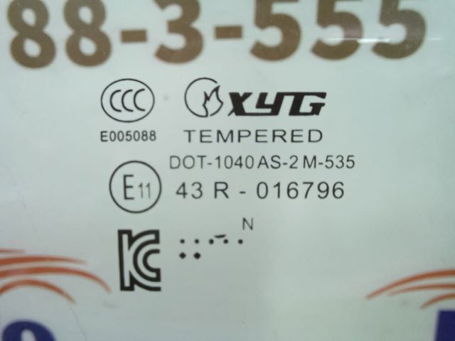 Скло передніх дверей, правих LR080134 LAND ROVER