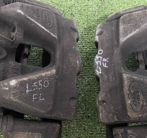 Супорт гальмівний, передній, правий LR091302 LAND ROVER