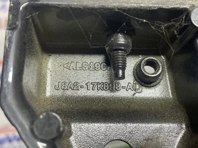 Кронштейн бампера переднього LR091875 LAND ROVER