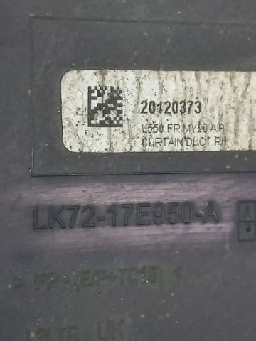Кронштейн бампера переднього, зовнішній правий LR127538 LAND ROVER