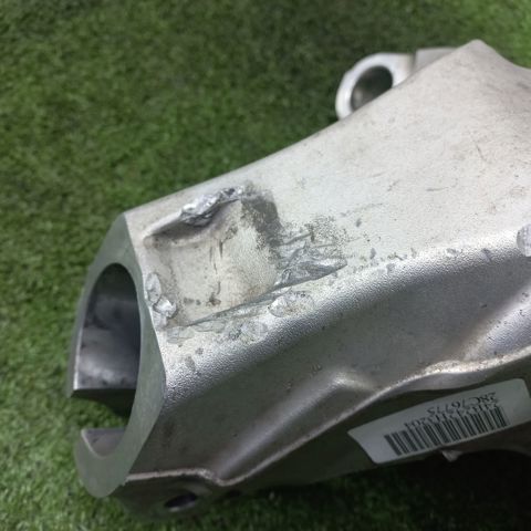 Кулак поворотний передній лівий LR139870 LAND ROVER