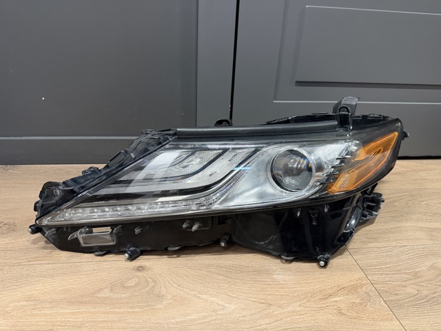 Фара дальнього світла в зборі 8115006D81 TOYOTA