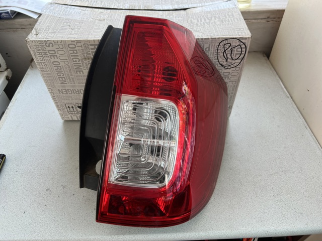 Задній правий стоп 265502081R RENAULT