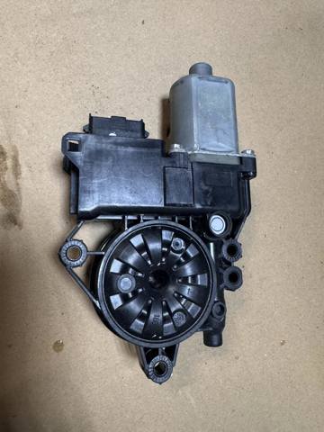 Мотор склопідйомника дверей передніх, лівих 824503S011 HYUNDAI