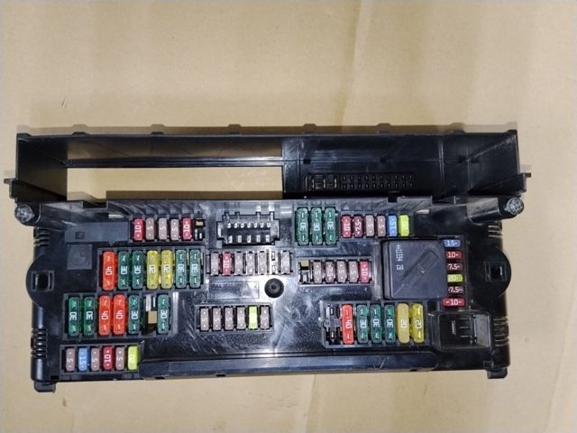 Коробка запобіжників 9252815 BMW