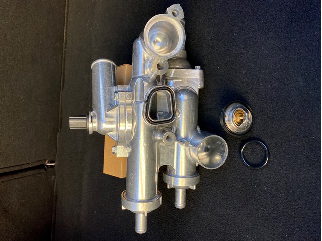 Корпус термостата в зборі Dodge Caliber SXT