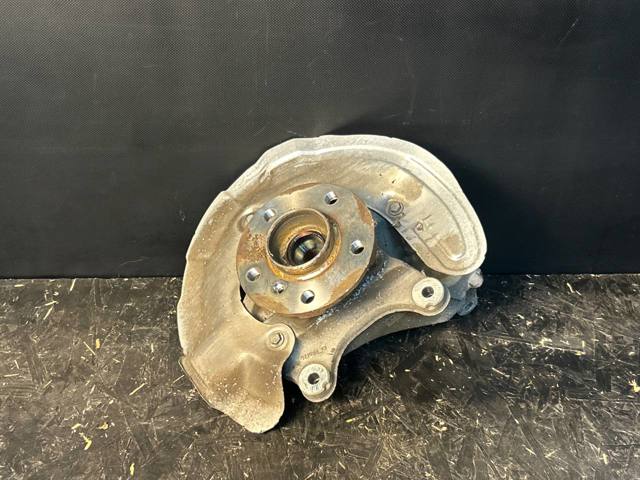 Кулак поворотний передній правий 31216876852 BMW