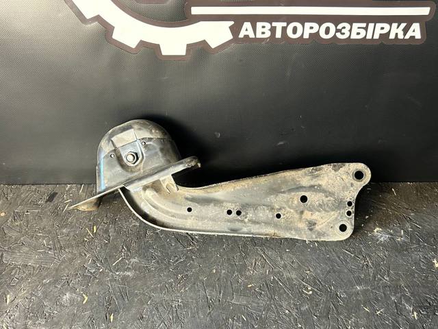 Важіль/тяга задньої підвіски подовжній нижній, правий 5Q0505224D VAG