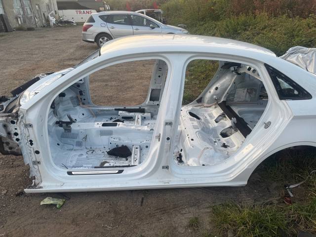 Бічна частина задня ліва 8V5809839 VAG