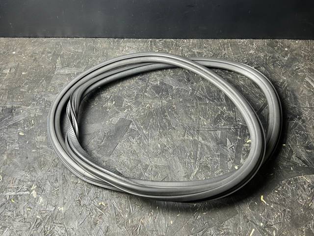 Ущільнювач двері задньої (на кузові) 8V5833721A VAG