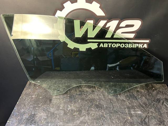 Скло передньої правої двері 8V5845202 VAG