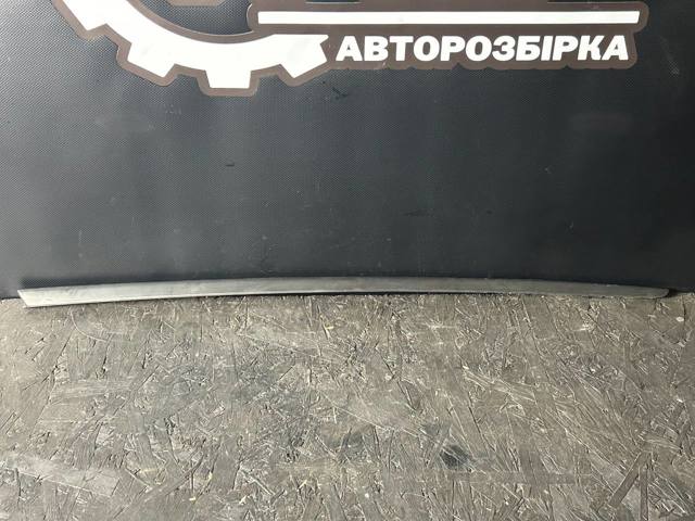 Захисна накладка переднього скла права 8V5854327 VAG