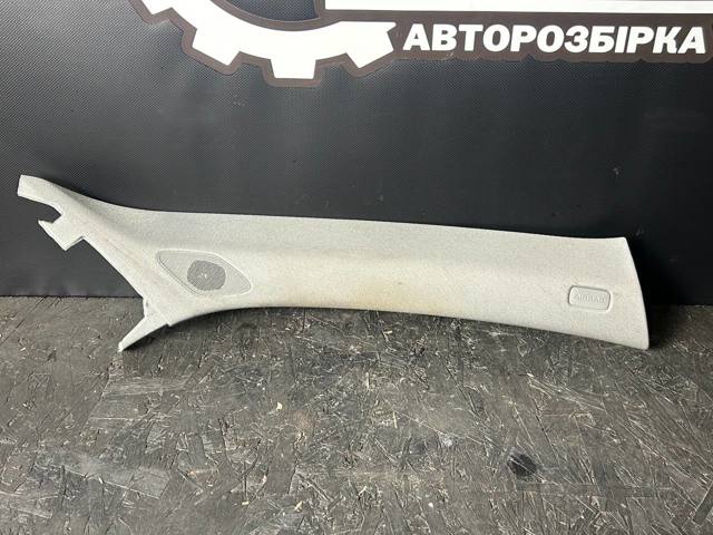 Обшивка стійки кузова внутрішня, передня права 8V5867234A VAG