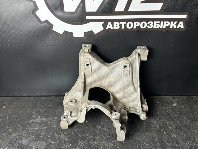 Кронштейн передньої балки 8W0399295E VAG