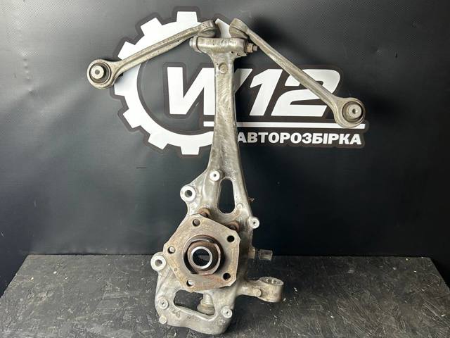Цапфа поворотна права 8W0407254F VAG