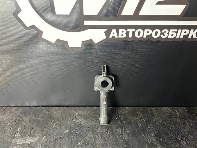Кронштейн радіатора нижній 8W0805201 VAG