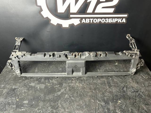 Кронштейн решітки радіатора 8W0807771 VAG