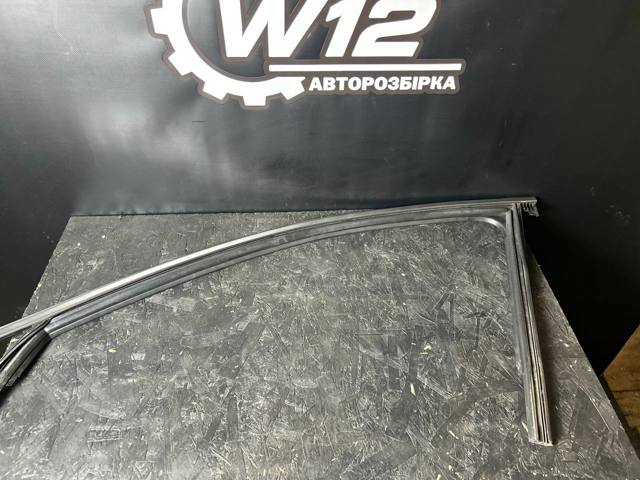 Направляюча скла рамки двері, переднього ліва 8W0837431C VAG