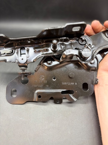 Шарнір капота правий 41617475792 BMW