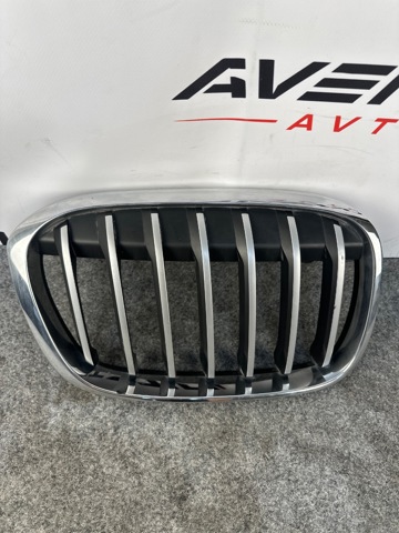Решітка радіатора права 51117383366 BMW