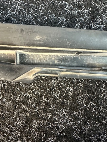 Водостік лобового скла, жабо 51137399032 BMW