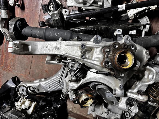 Кулак поворотний передній правий 6876656 BMW