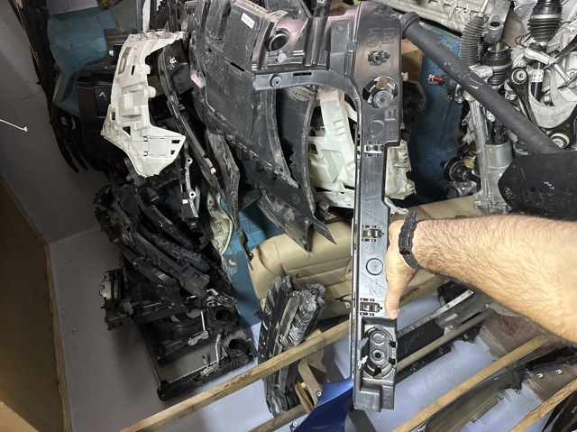 Кронштейн бампера заднього, правий 7400666 BMW